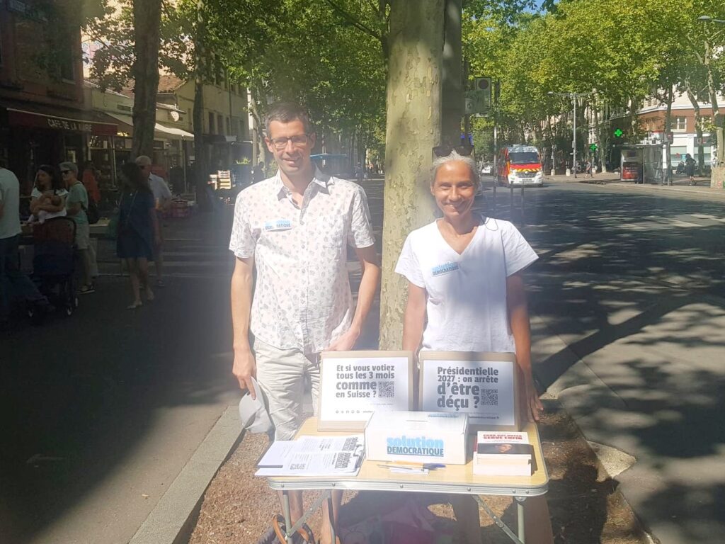 Grégoire et Nadège lors de le l'organisation du sondage.